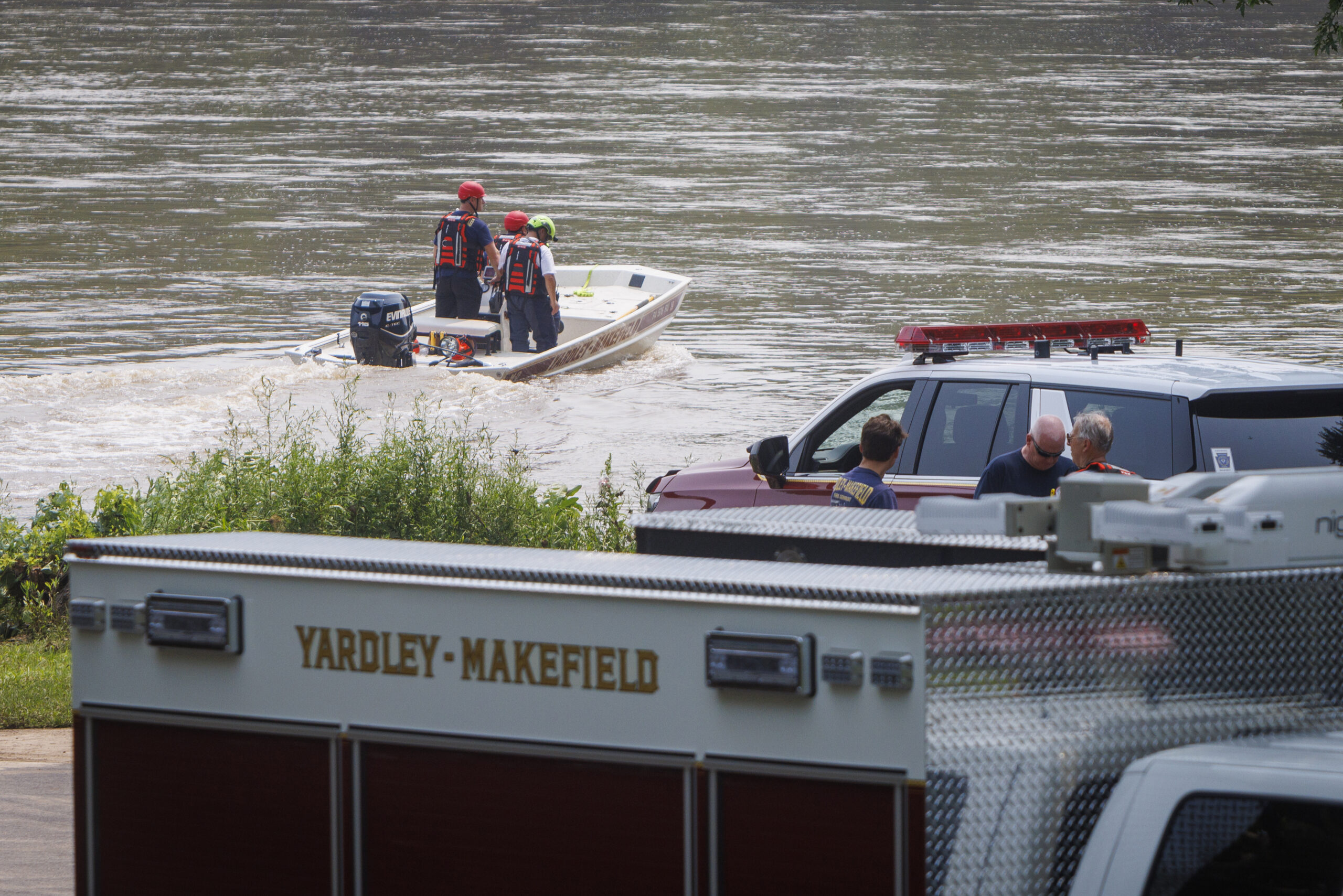 Yardley Makefield Marine Rescue leaving the Yardley Boat Ramp along N. River Road heading down the ...